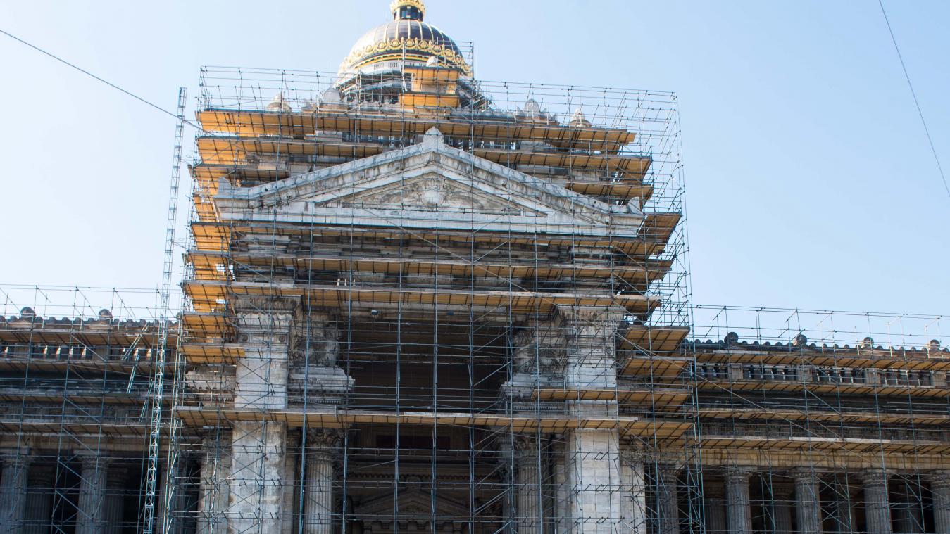 Palais de Justice de Bruxelles / Statue de minerve et partie de façade restaurée