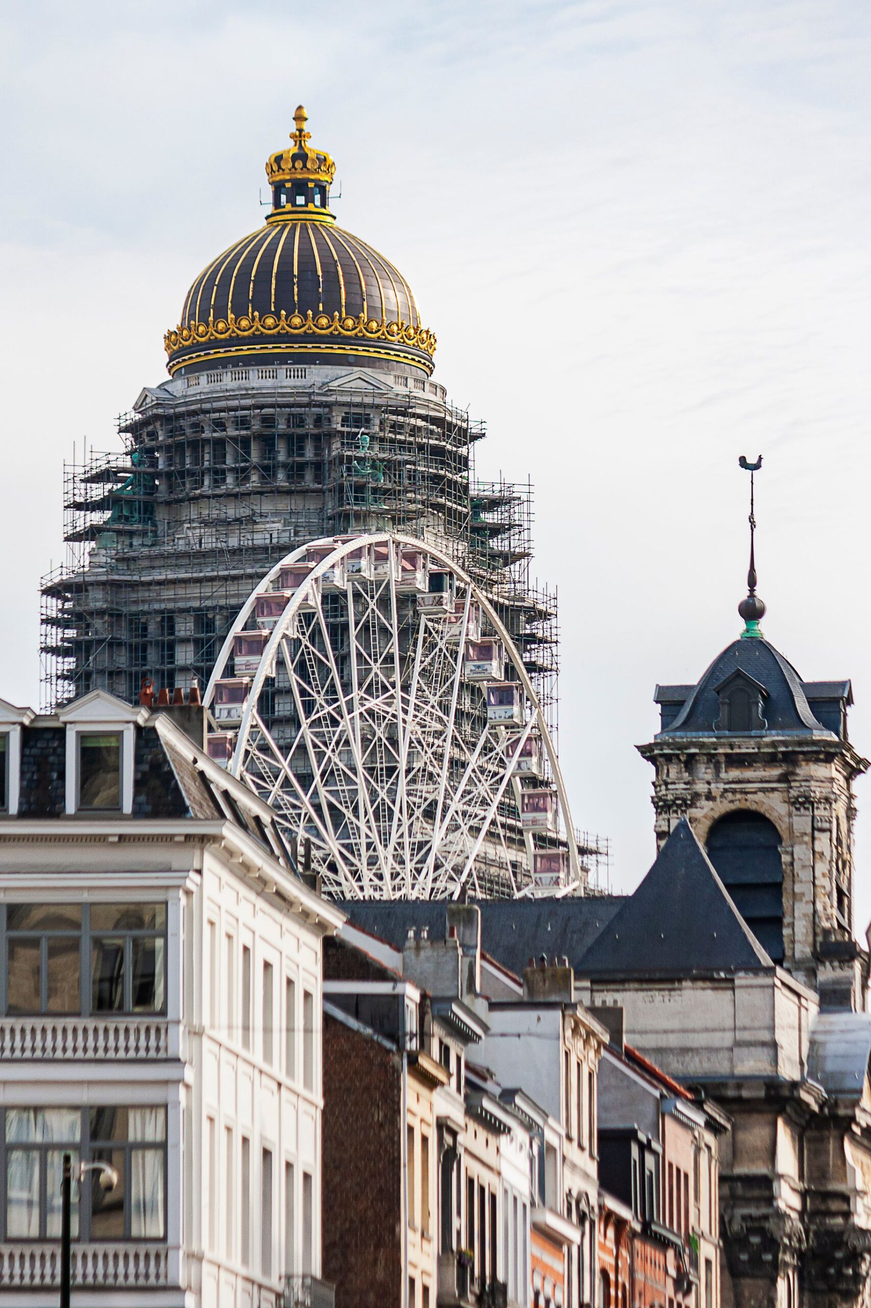 Palais de justice de Bruxelles : l’enlèvement des échafaudages, c’est pour les années ’20 !